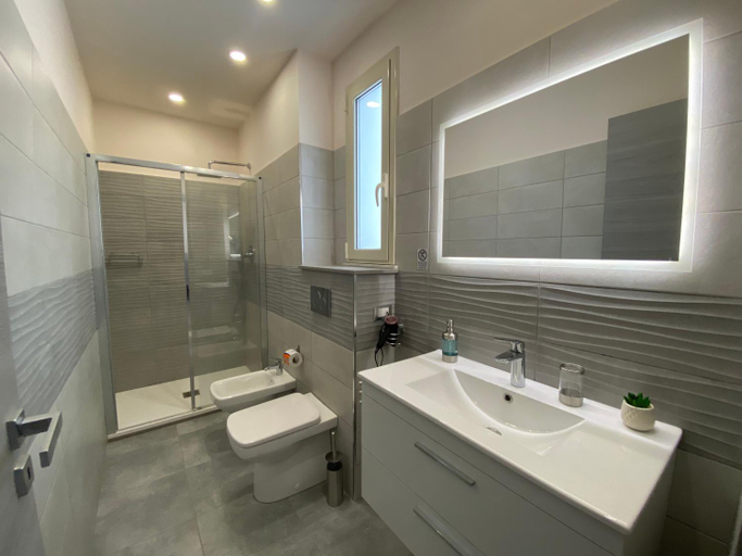 Bathroom 3, Naxos Infinity Apartments, Messina