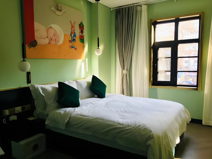 Bedroom 2, Moon and Chalice, Kunming
