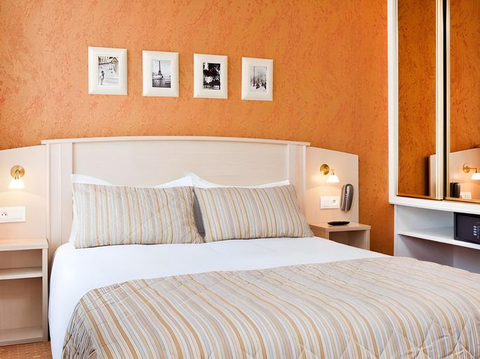 Bedroom 2, Hotel Elysees Opera, Paris