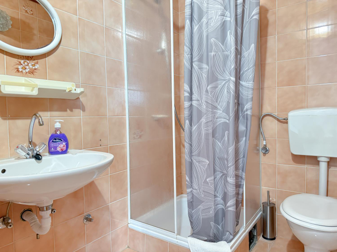 Bathroom 2, House Ursic, Brela