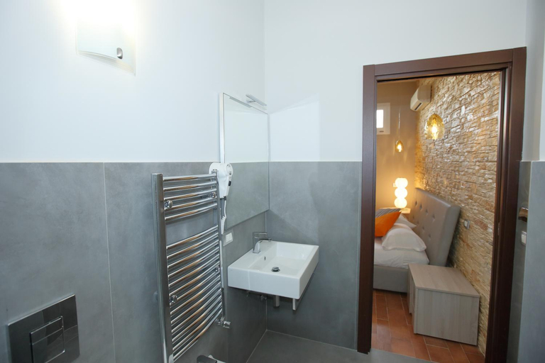 Bathroom 3, Charme Rooms, Syracuse