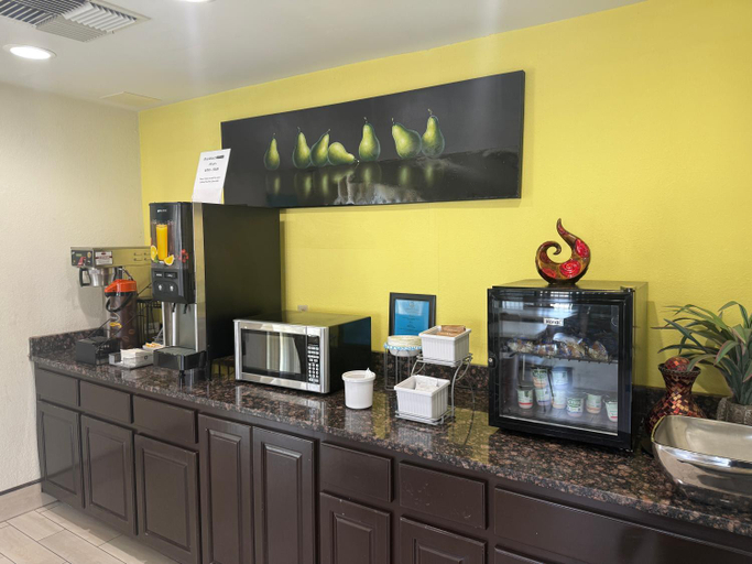 Food & Drinks 5, Super 8 By Wyndham Petersburg, Petersburg
