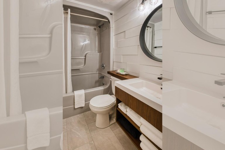 Bathroom 4, Motel Mistral, Rouyn-Noranda