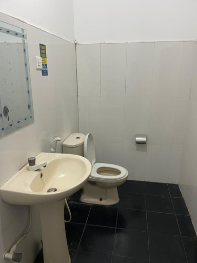 Bathroom 3, Hangloose Arugambay, Pothuvil