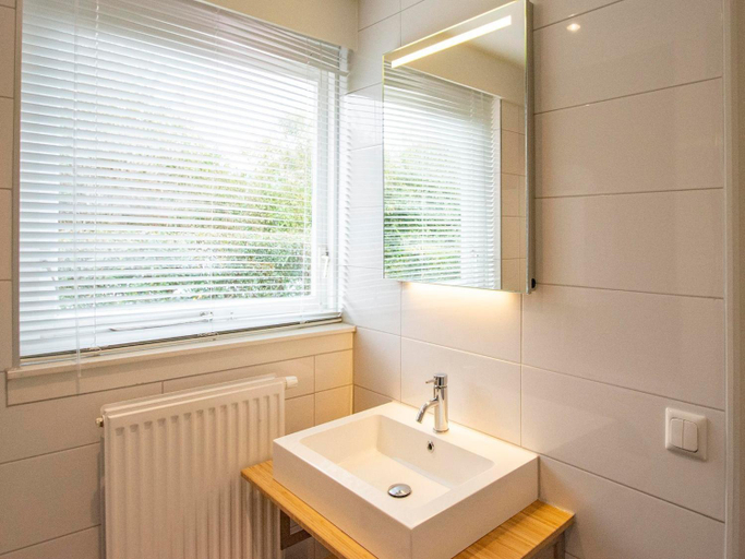 Bathroom 3, Holiday Home Groote Keeten near Beach, Zijpe