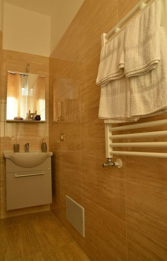 Bathroom 4, Bellatrix, Napoli