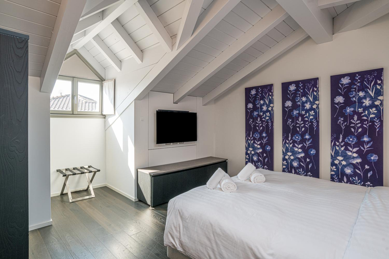 Others 2, Palazzo La Cortesella - Modern Design & Central Location, Como