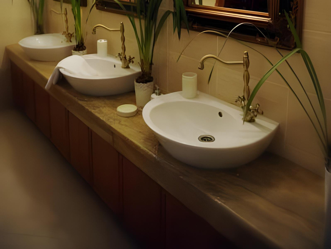 Bathroom 2, Castel Haller, Ogra