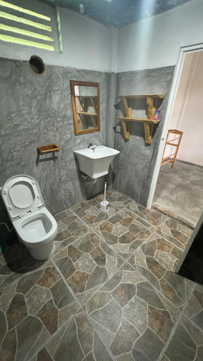 Bathroom 3, Drift, Pothuvil