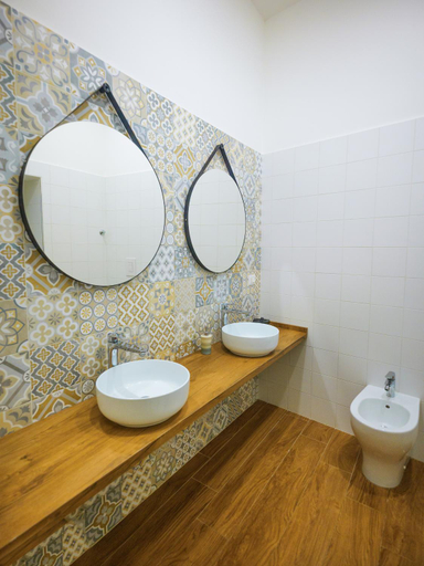 Bathroom 3, Terminal 1 Guest House, Napoli