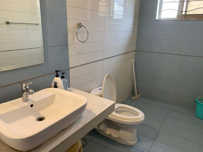 Bathroom 3, 189 Guest House, Islamabad