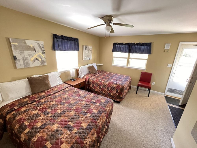Bedroom 2, Honor Motel, Benzie