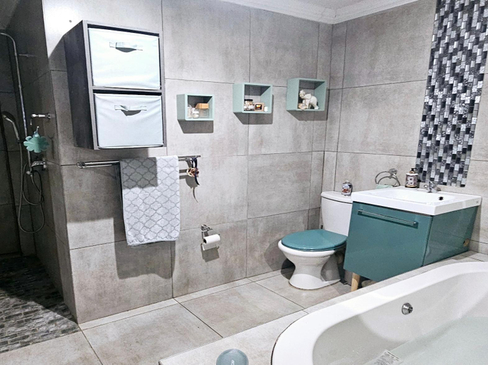 Bathroom 5, Bosveld In Die Stad, Ekurhuleni