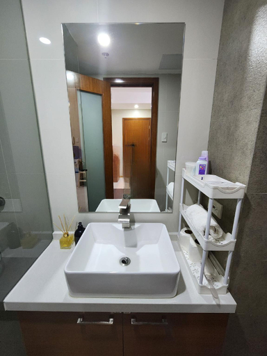 Bathroom 5, Panoramic Skyline Views Cozy Vibes Near It All, Mandaluyong