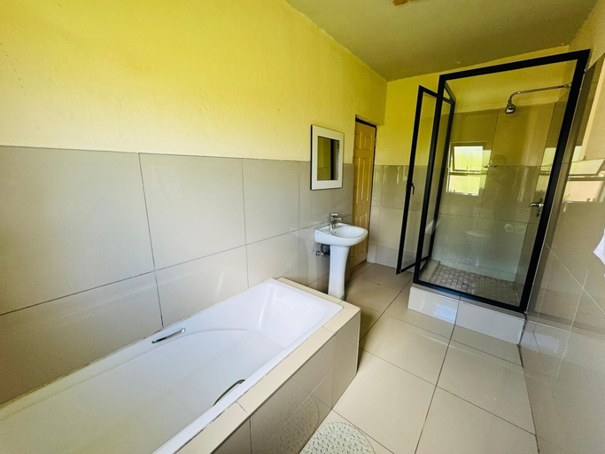 Bathroom 3, Sibebe Resort, Hhukwini