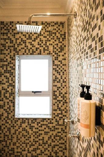 Bathroom 2, Upper House Guesthouse, Thabo Mofutsanyane