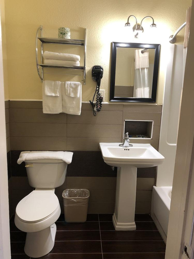 Bathroom 2, Blarney Inn, Wheeler
