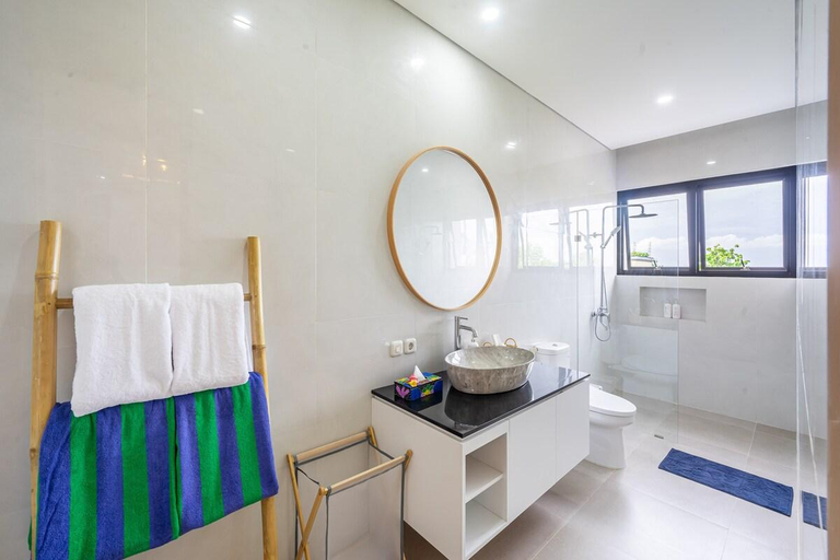 Bathroom 4, Mumbul Villa, Badung