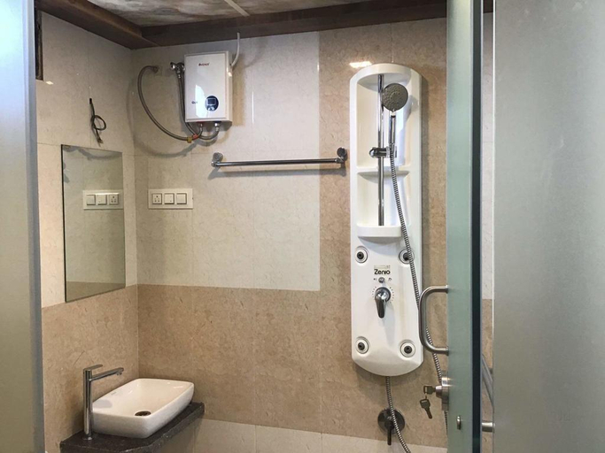 Bathroom 2, Goroomgo Avirahi Mumbai, Mumbai Suburban