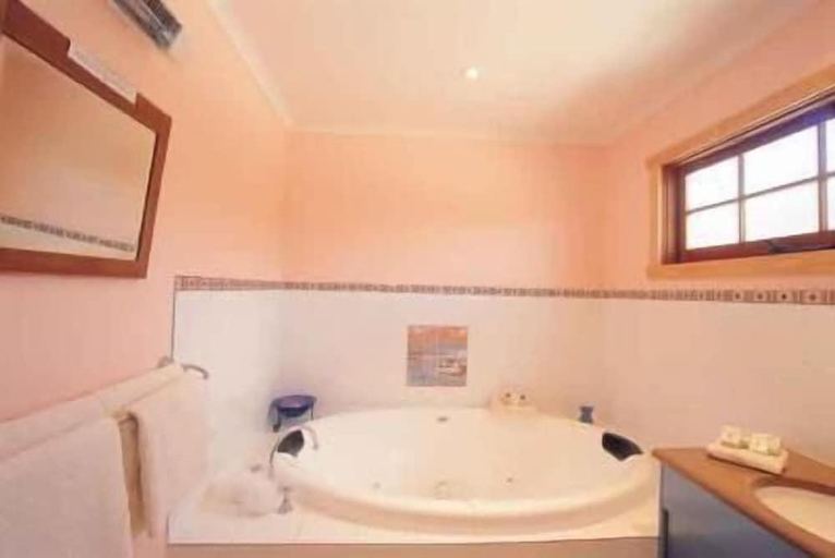 Bathroom 3, Platypus Park Country Retreat, Dorset
