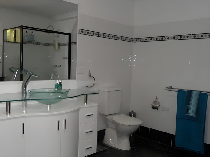 Bathroom 3, Werekataba Self-Catering Residence, Lake Macquarie - North