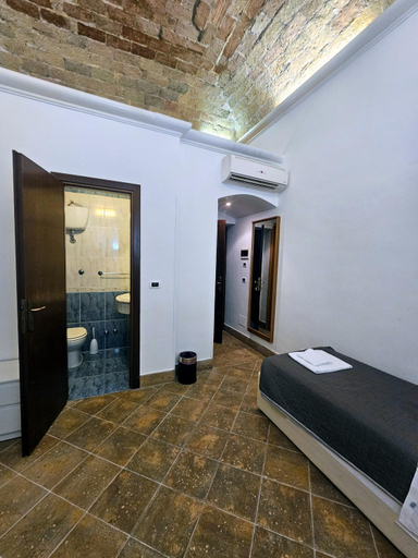 Bedroom 3, Check in Rome, Rome