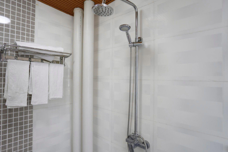 Bathroom 3, Super 8 Hotel Benxi Railway Station, Benxi