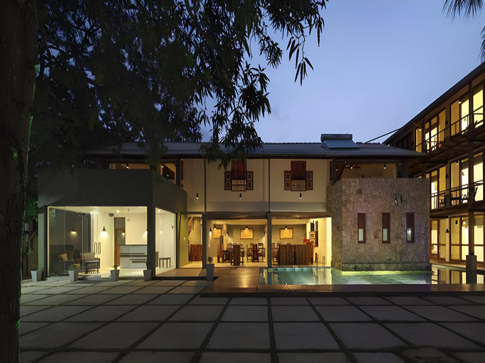 Exterior & Views