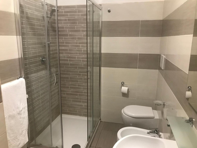 Bathroom 4, Hotel Aspromonte, Milano
