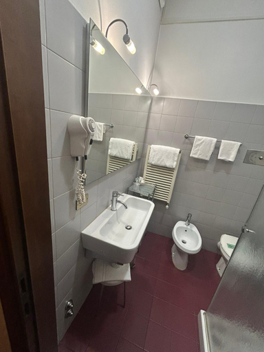 Bathroom 4, Vittoria Hotel, Padua