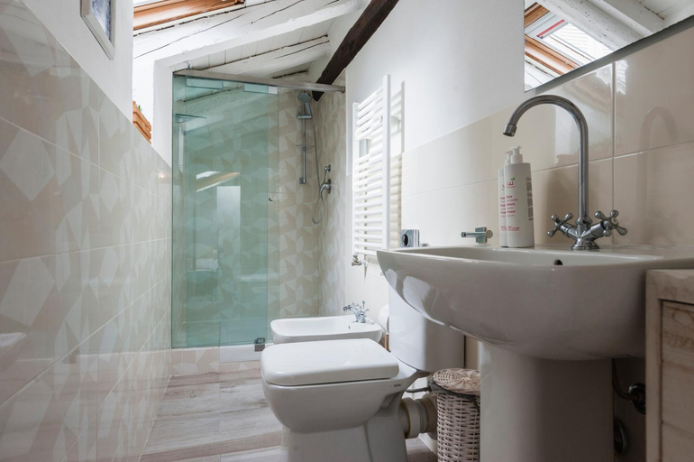 Bathroom 1, Casa Florus by Wonderful Italy, Syracuse