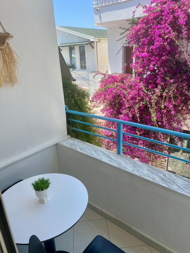 Others 5, Helios Rooms, Sarandës