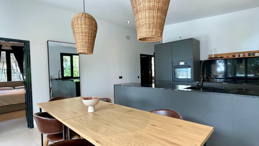 Others 5, Villa Migjorn, Girona