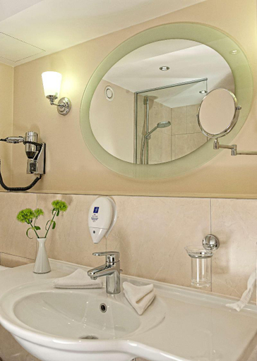 Bathroom 4, RADISSON BLU BADISCHER HOF HOTEL, Baden-Baden