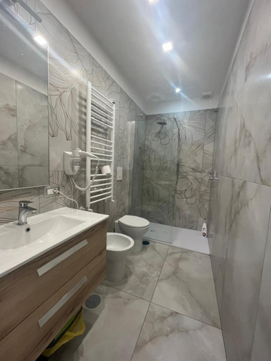 Bathroom, Vitiello Maria's home, Napoli