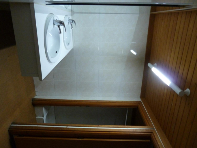 Bathroom, Albergue "El Aguila", Huesca