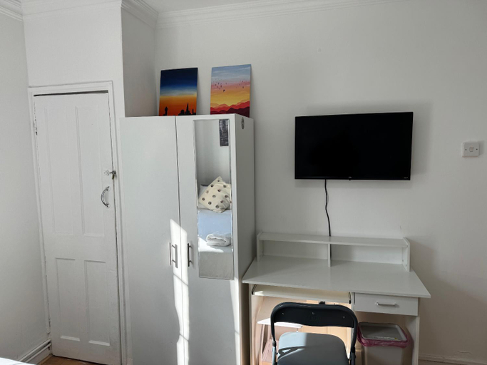 Facilities 5, Budget Grey House, London
