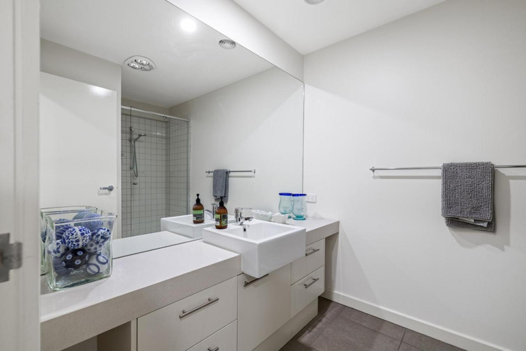 Bathroom 3, Point Grey Apartment 2, Surf Coast - West
