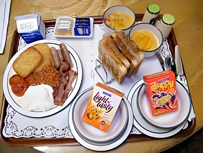 Food & Drinks 4, Colonial City Motel, Hamilton
