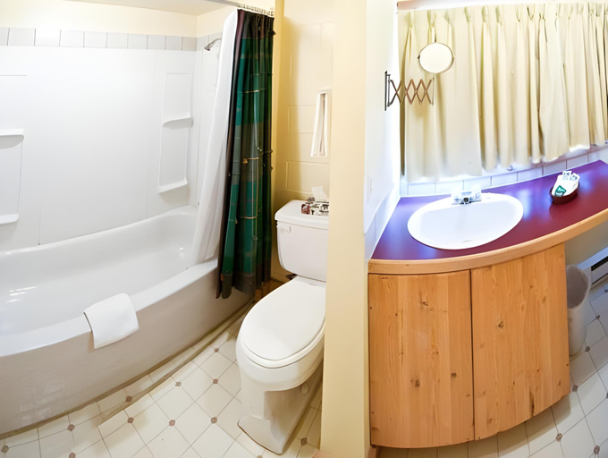 Bathroom 2, Snow Valley Lodging, East Kootenay
