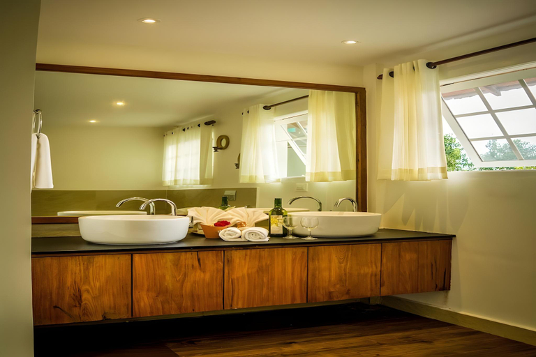 Bathroom 4, Blackberry Hills Munnar-Nature Resort & Spa, Idukki