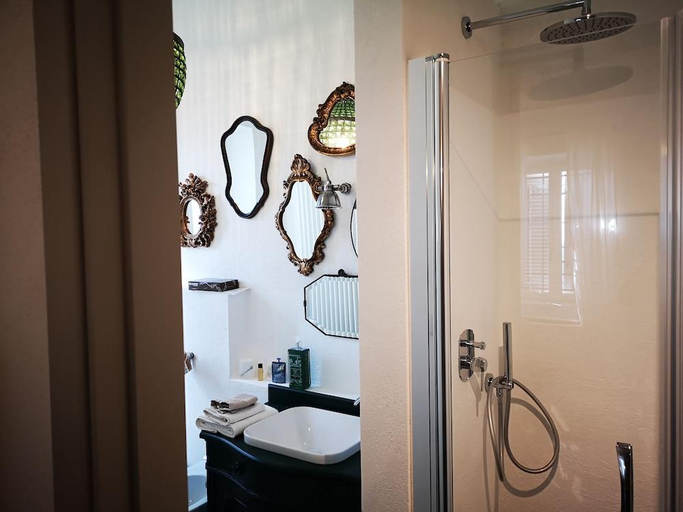 Bathroom 4, Theresa sulla Collina, Asti