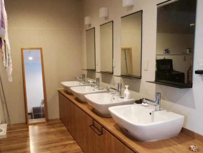 Bathroom 3, Guest House 樂 -Luck-, Osaka