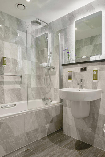 Bathroom 4, The Rine