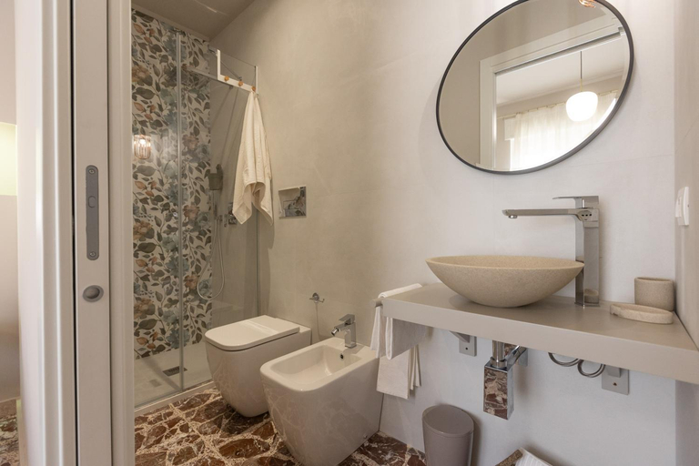 Bathroom 2, Central House palazzo Brafa una camera di albergo, Ragusa