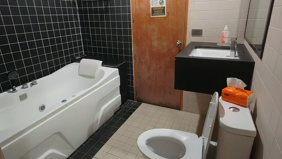 Bathroom 3, The BOB Hostel, Wattana