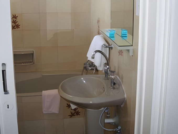 Bathroom 2, Sea Apartments, Larnaca