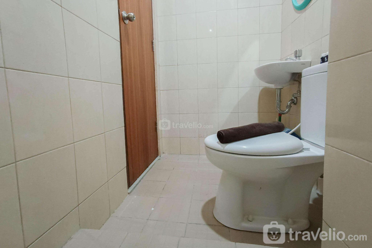 Bathroom 3, Relax Studio at Vida View Makassar By Travelio, Makassar