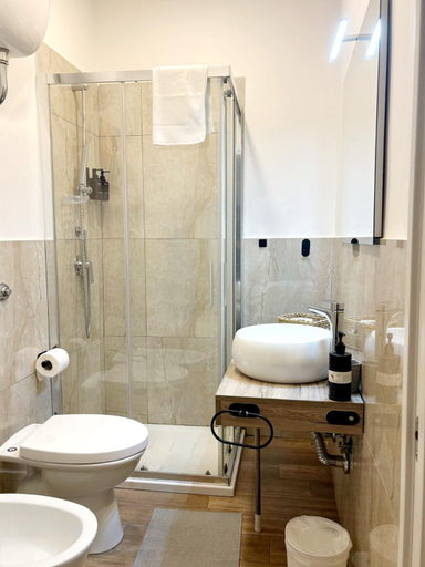 Bathroom 5, Tribunali Platamon, Napoli
