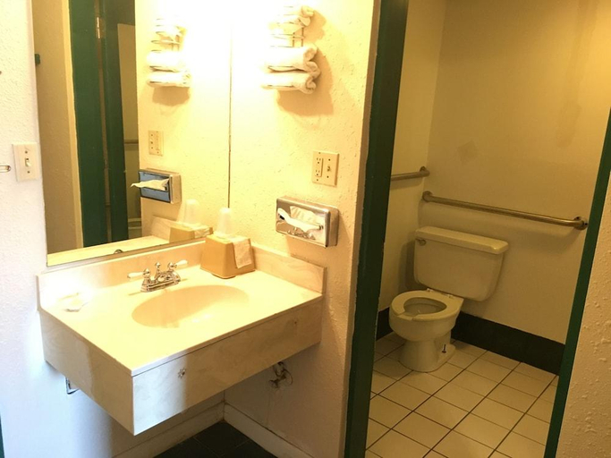 Bathroom, Quality Quarters Inn By Richmond KY I-75, Madison